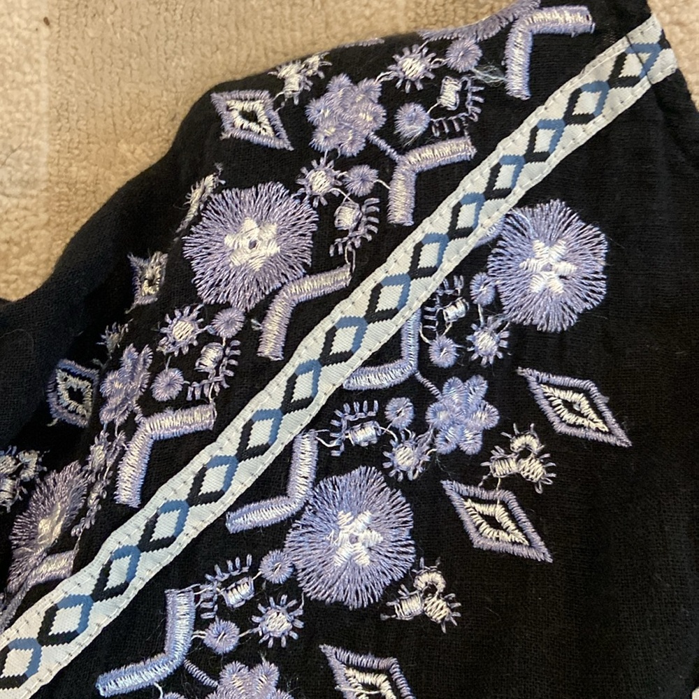 Anthropologie Rebellion
Black blue floral embroidered crop top Women's Size M - Picture 5 of 8